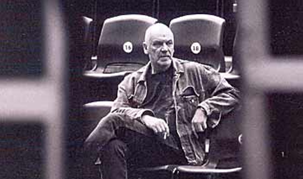 TEATRILEGEND: Kuulus ja kõmuline Nekrošius esineb Shakespeare"'i "'Othello"' lavastusega Tartu teatrifestivalil "'Draama 2003"'.