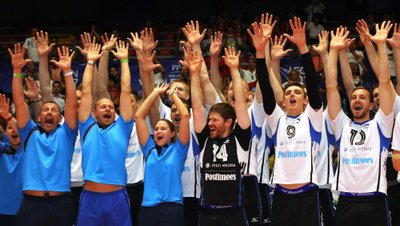 Eesti võrkpallikoondise mehed tegid füsioterapeut Siret Kalbusele pühapäeval finaalivõiduga ilusa sünnipäevakingi.