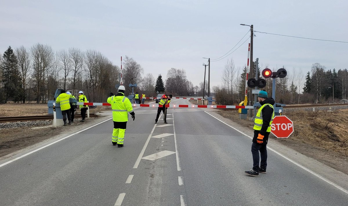 Et reisirongid saaks raudteel sõita 160kilomeetrise tunnikiirusega, moderniseerib Eesti Raudtee 110 raudtee ülesõidukohta. Märtsis valmis Tartu külje all Tiksoja ülesõidukohas Eesti esimene nelja tõkkepuuga lahendus. 