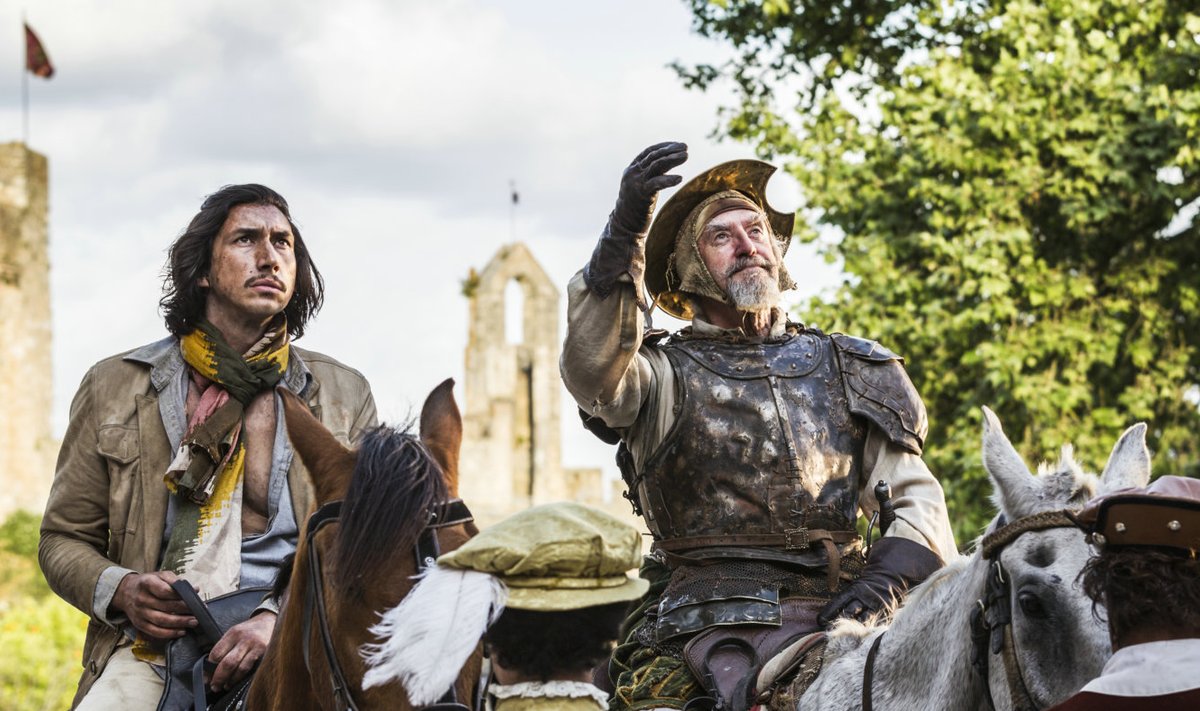 Kingsepp (Johnatan Pryce, paremal) usub, et ta on Don Quijote, ja peab Tobyt (Adam Driver) oma kannupoisiks Sancho Panzaks.