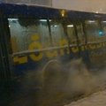 Lõunakeskuse buss lumes kinni, lapsed lustimas - lumetorm Tartus