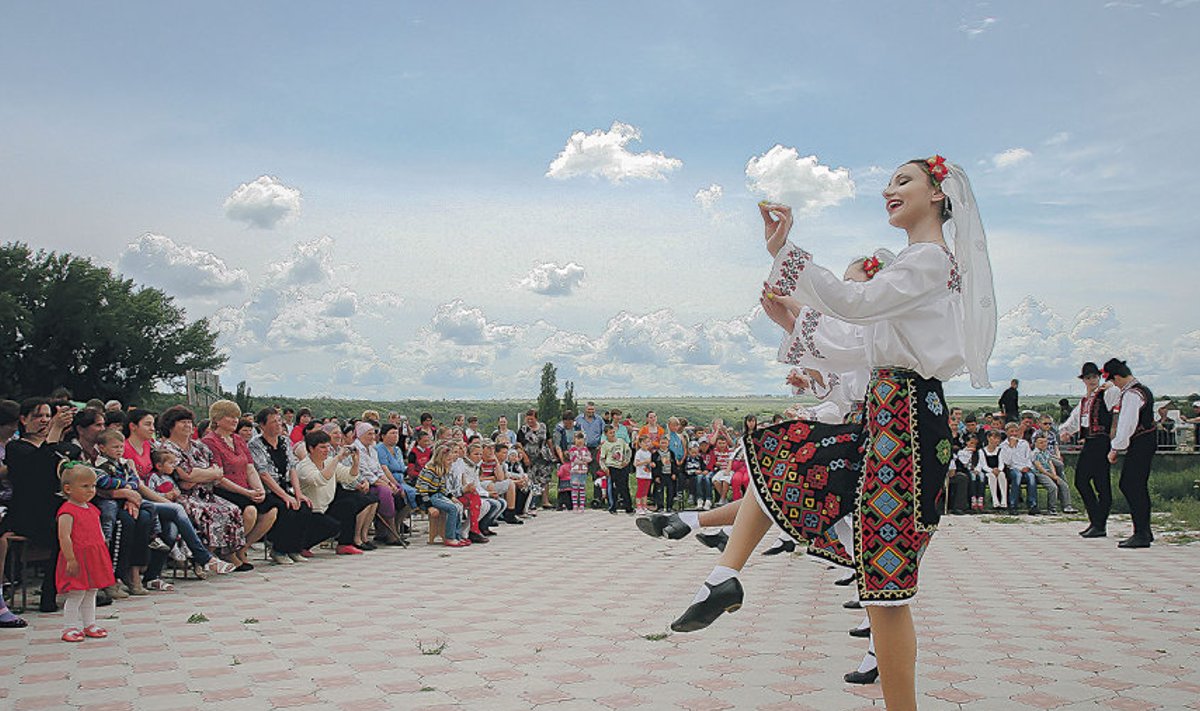 Tantsijad Raculesti külas pereväärtusi propageerivatel pidustustel
