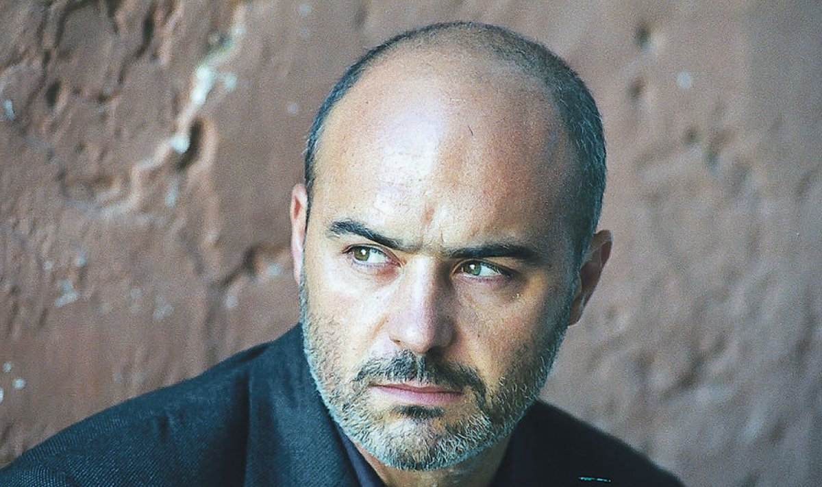 1999. aastast on Itaalia telekanal RAI tootnud Andrea Camilleri lugude põhjal telesarja „Il commissario Montalbano”, kus nimitegelast mängib Luca Zingaretti.