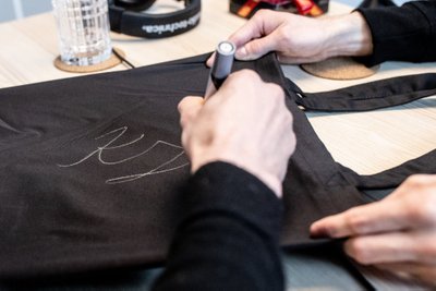 VÕIDA AUHINDU: Eesti Ekspressi Facebooki lehel toimub loos, kus on võimalik võita Kristjan Ilvese autogrammiga kott, mis pungil head ja paremat.