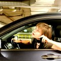 Опасная статистика: почти две трети водителей занимаются посторонними делами во время езды
