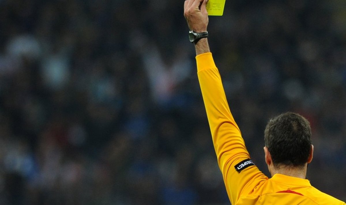 Referee Olegario Benquerenca gives a yellow card to Barcelona's Brazilian defender Dani Alves (not pictured) during their UEFA Champions League first leg semifinal football match against Barcelona on April 20, 2010 in Milan's San Siro stadium. Milan won 3-1.   AFP PHOTO/ GIUSEPPE CACACE