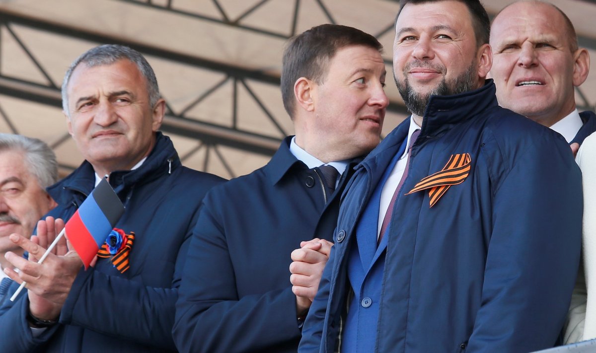 Vasakult: Lõuna-Osseetia liider Anatoli Bibilov, Ühtse Venemaa peasekretär Andrei Turtšak, DNR-i liider Deniss Pušilin ja duumasaadik Aleksandr Karelin mais DNR-i „iseseisvuspäeva” tähistamas.