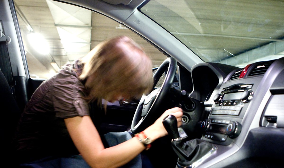Naisjuht autot käivitamas (foto on illustratiivne).