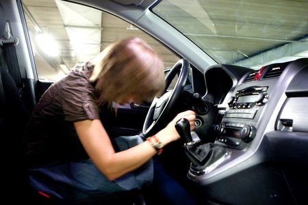 Naisjuht autot käivitamas (foto on illustratiivne).
