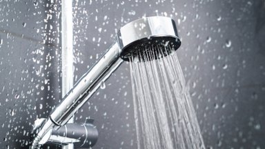 4-minutilise duši väljakutse. Barcelona hotell kutsub turiste duši all vett säästma