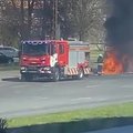 В Таллинне в районе Ыйсмяе открытым пламенем горит автомобиль