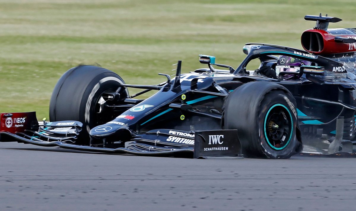 Lewis Hamilton liipas katkise rehviga üle finišijoone, kuid võitis ikkagi.