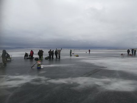 Kalamehed Peipsi jääl lõksus
