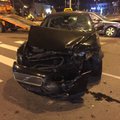 DELFI FOTOD: Stockmanni ristmikul sattusid taksod õnnetusse, üks reisija sai viga