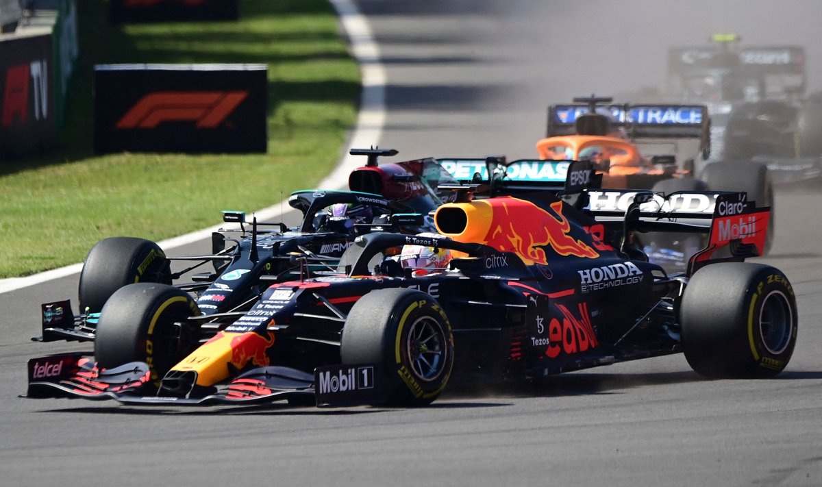 Max Verstappen (esiplaanil) pressib end Lewis Hamiltonist mööda.