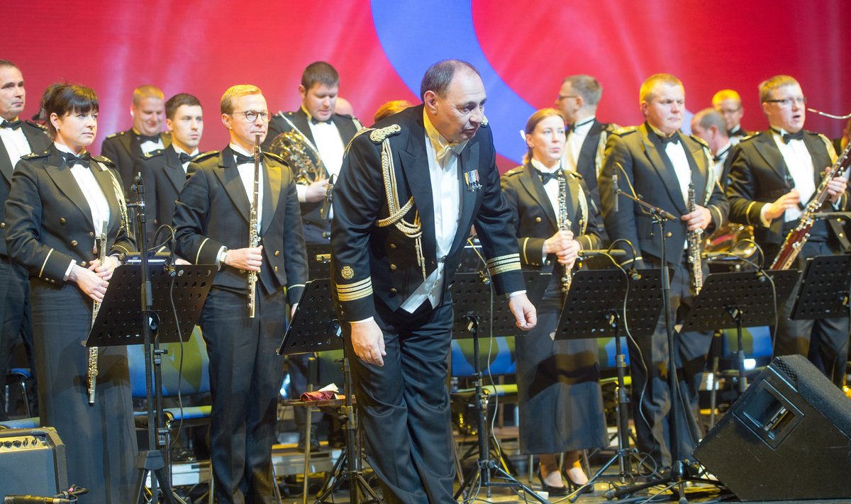 Kaitseväe orkester 2014. aasta heategevuskontserdil Ukraina toetuseks, juhatab kolonelleitnant Peeter Saan