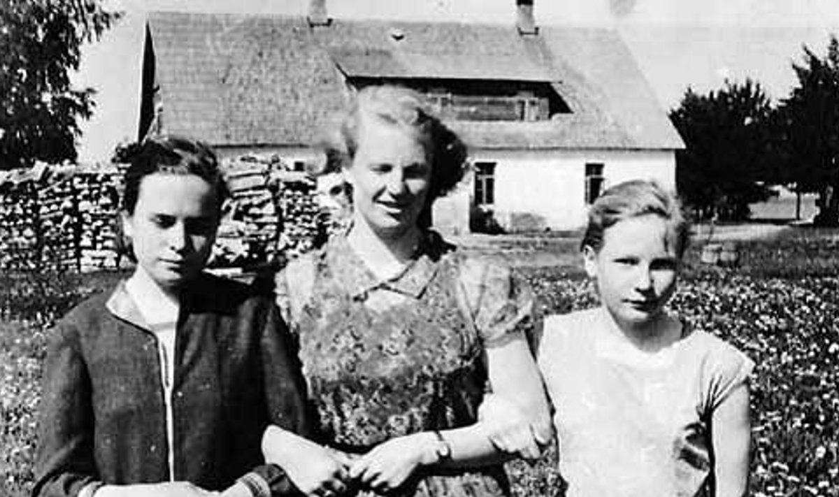 Helle Tamla, Helin-Liidia Valk ja Eha Tamm (paremal) Nõmavere kooli juures 1960. a. kevadel.