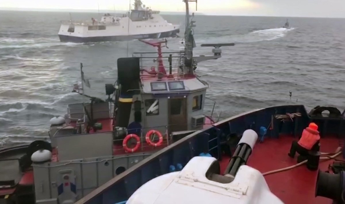 FSB avaldas eile pühapäevasest intsidendist video, mis oli jäädvustatud Vene patrull-laeva pardalt. Eespool on näha Ukraina puksiirlaeva, mille pihta venelased tule avasid.
