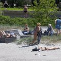 ГАЛЕРЕЯ | Кто в шерстяной шапке, а кто в бикини: смотрите, как в Таллинне встретили первую жаркую пятницу года