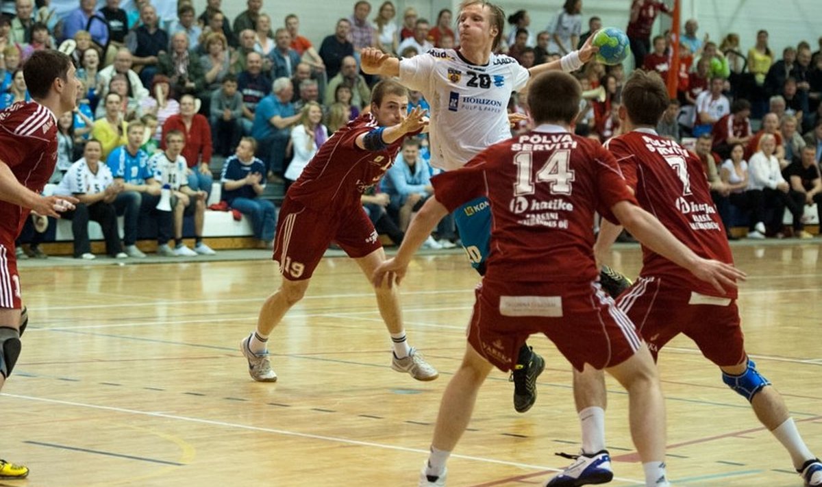 Käsipalli Eesti meistermeeskonnast HC Kehrast on viskel  Marko Slastinovski.