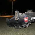 DELFI FOTOD ja VIDEO: Juht keeras Tallinnas oma auto üle katuse ja lahkus sündmuskohalt