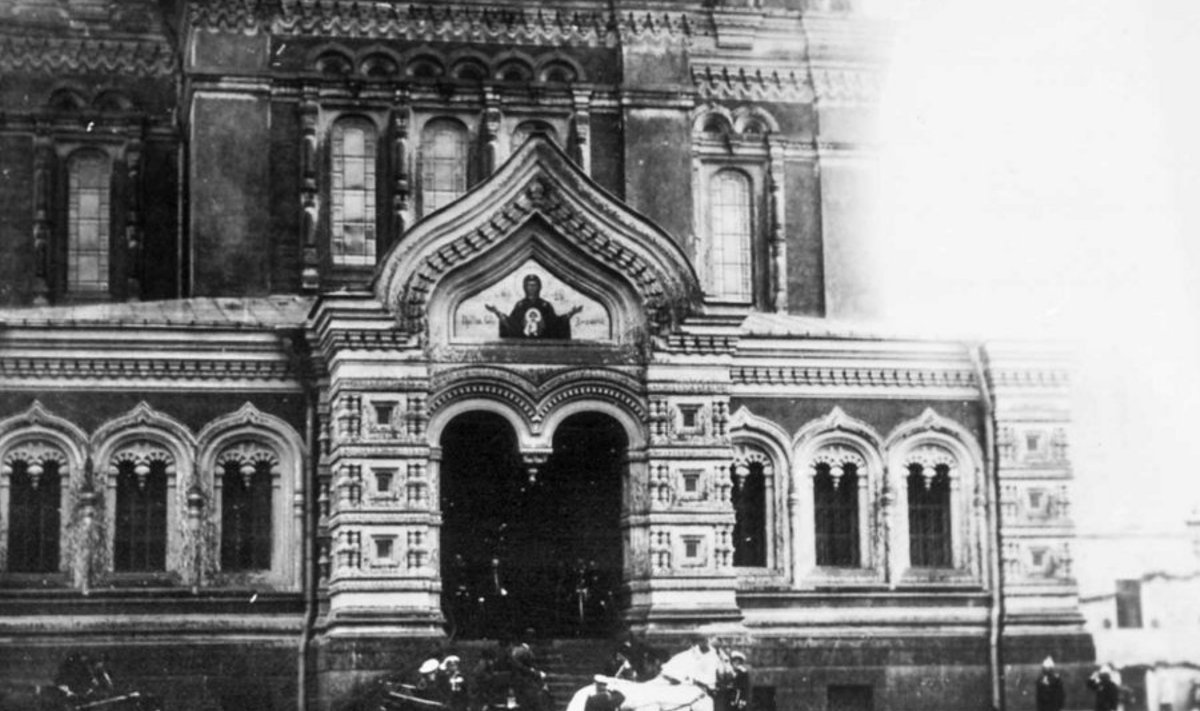 Ka tsaar käis siin: 1902. aasta juulis Tallinna külastanud Vene tsaar Nikolai II käis ka Nevski katedraalis. Carl Bulla tehtud foto on jäädvustanud tsaari saabumise. (Eesti Filmiarhiiv)