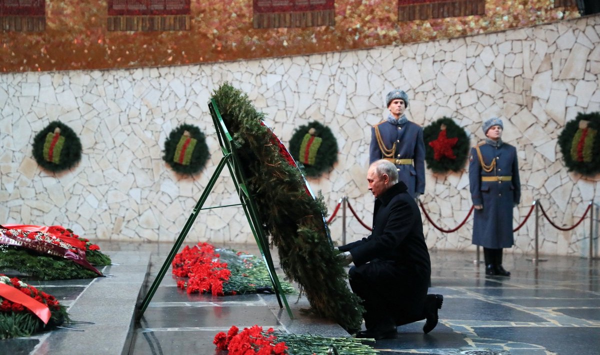 Vladimir Putin Mamajev kurgani mäenõlval asuvas mälestuskompleksis pärga asetamas
