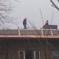 FOTOD: Tallinnas Nõmmel töötavad mehed katusel ilma julgestuseta