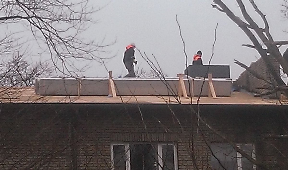 Julgestuseta mehed teevad katusel tööd
