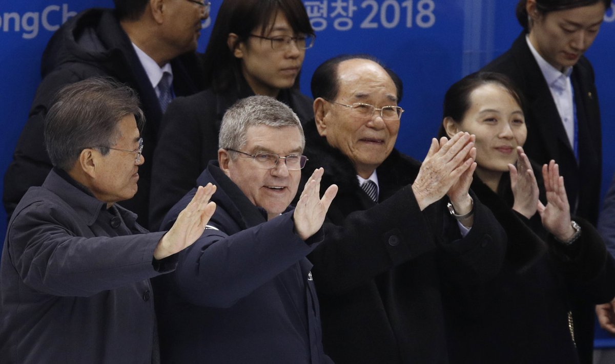 Thomas Bach koos Lõuna-Korea presidendi Moon Jae-ini, Kim Yong-nami ja Kim Yo-jongiga Šveits - Korea naiste hokimängul. 