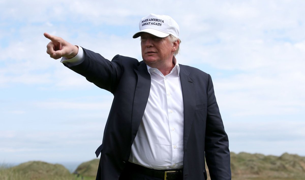 Donald Trump oma Šoti golfikeskuses, tige kui herilane: tuulegeneraatorid hakkavad merevaadet rikkuma.