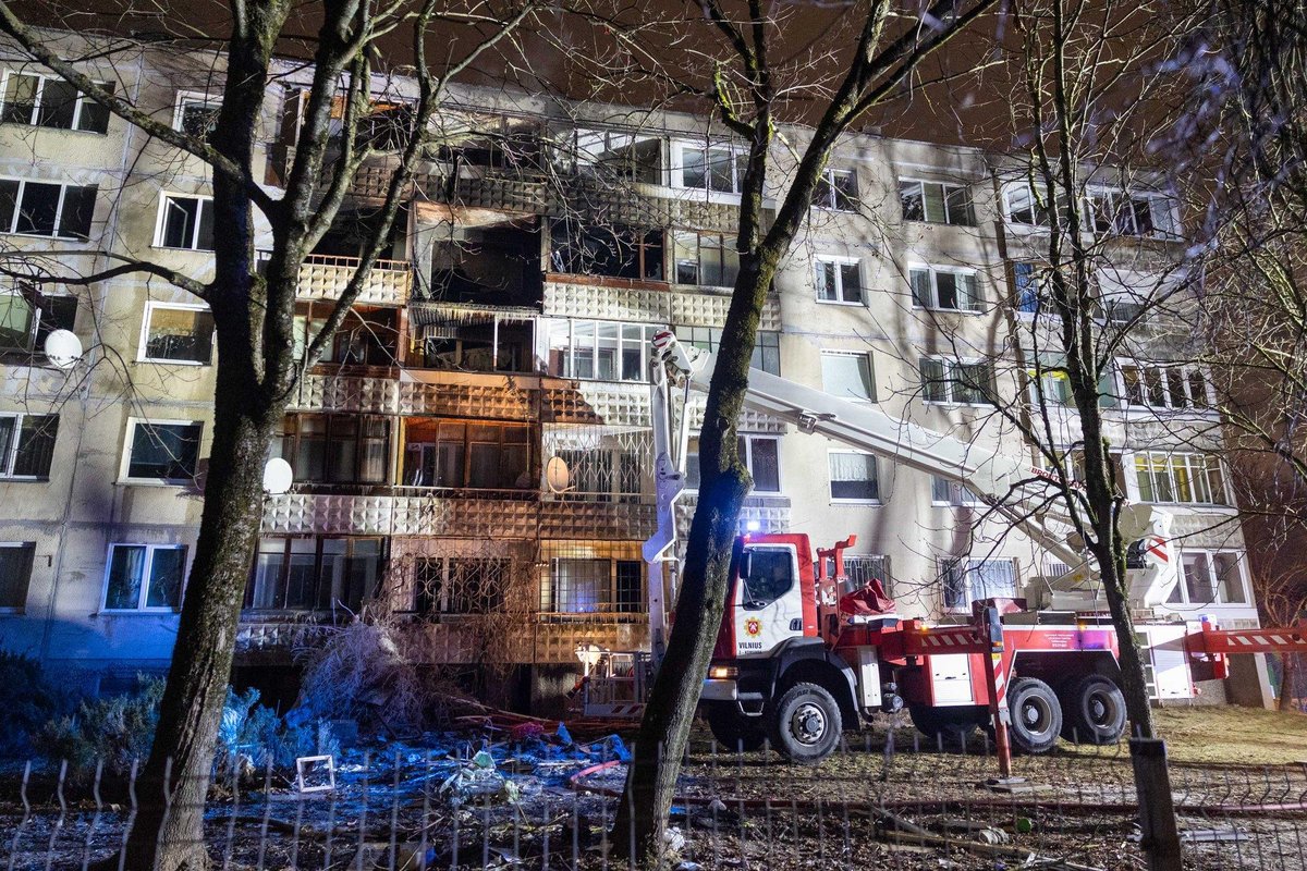 „Мамочка, помоги, мне больно!“ В Вильнюсе в многоэтажном жилом доме  произошел взрыв. Спустя сутки под обломками нашли тело ребенка - Delfi RUS