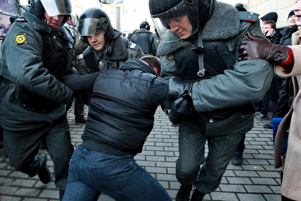 Запрещенная экстремистская. Экстремизм митинги. Экстремизм в Польше. Экстремистская деятельность картинки. Борьба полиции Германии с экстремизмом.