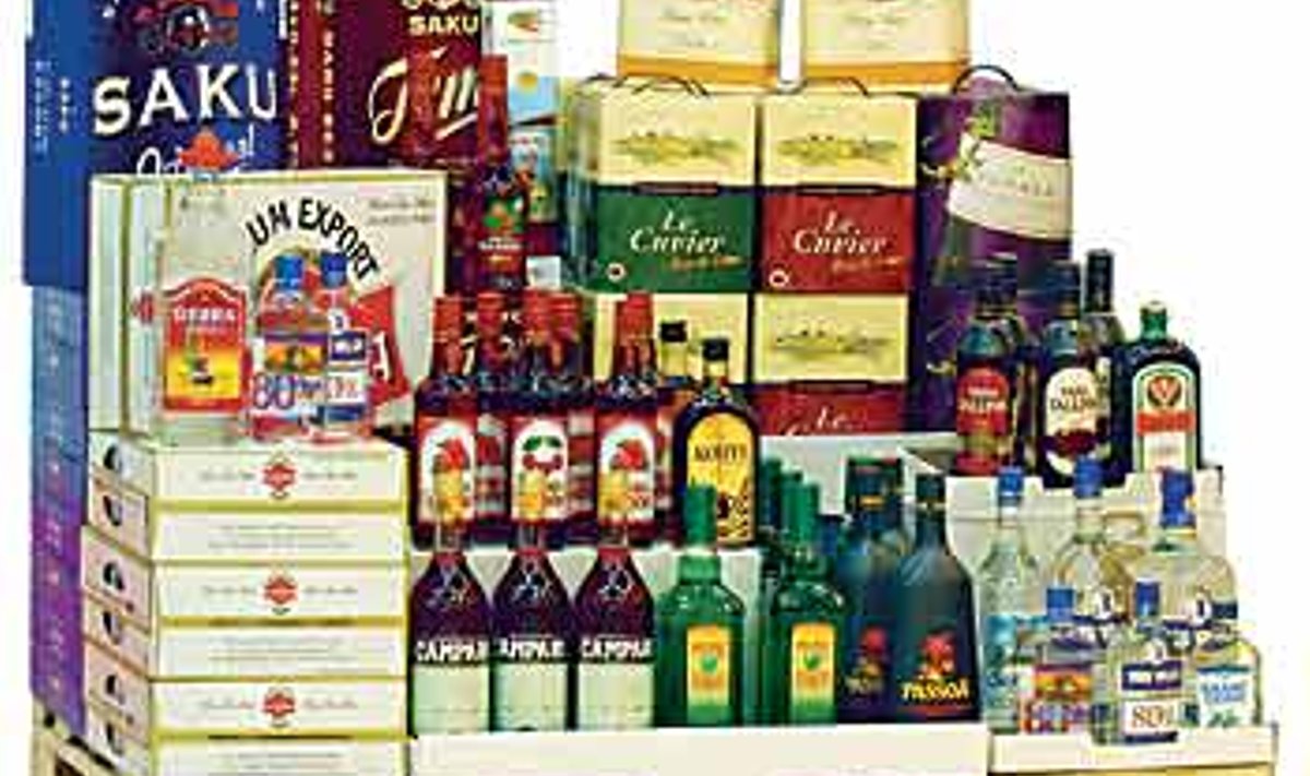 OLE MEES JA TASSI: Tallinna sadamalähedase Citymarketi müüjad panid Ekspressi palvelkokku näidispakikese kogustega, mida Soome elanik võib 1. maist 2004 koju kaasa võtta. 10 liitrit kanget alkoholi, 90 liitrit veini, 20 liitrit aperitiive ja 110 liitrit õlut. Viimane tähendab 14 kohvrit 24 0,33liitrise purgiga. Vallo Kruuser