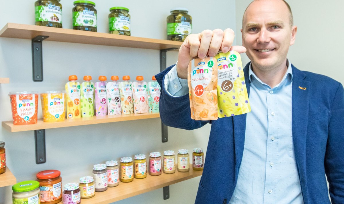 Lauri Betlem näitab Eesti parima toiduaine konkursil hõbemärgi pälvinud Põnni tooteid.