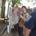 ФОТО: От посольства США полиция увезла Калдалу, который, предположительно, хотел поджечь американский флаг