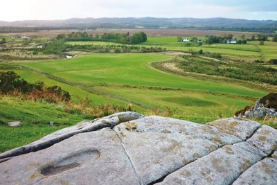 Dunadd. Umbes aastal 500 saabus siia keltide kuningas Fergus ja asutas siin oma strateegilise tugipunkti.