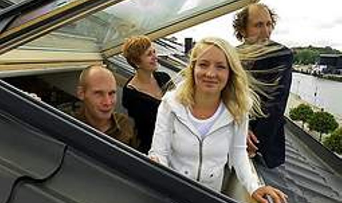 TORUMEESKOND: Eesti esindus (vasakult Ralf Lõoke, Ingrid Ruudi, Maarja Kask ja Neeme Külm) kavatseb Veneetsias rahvast torujuhtmega šokeerida. Vallo Kruuser