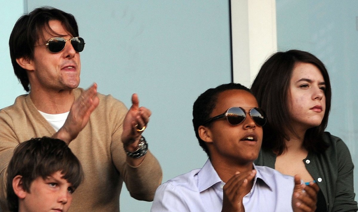 Tom Cruise lastega aastal 2009. Connor asub keskel ja Isabella paremal.