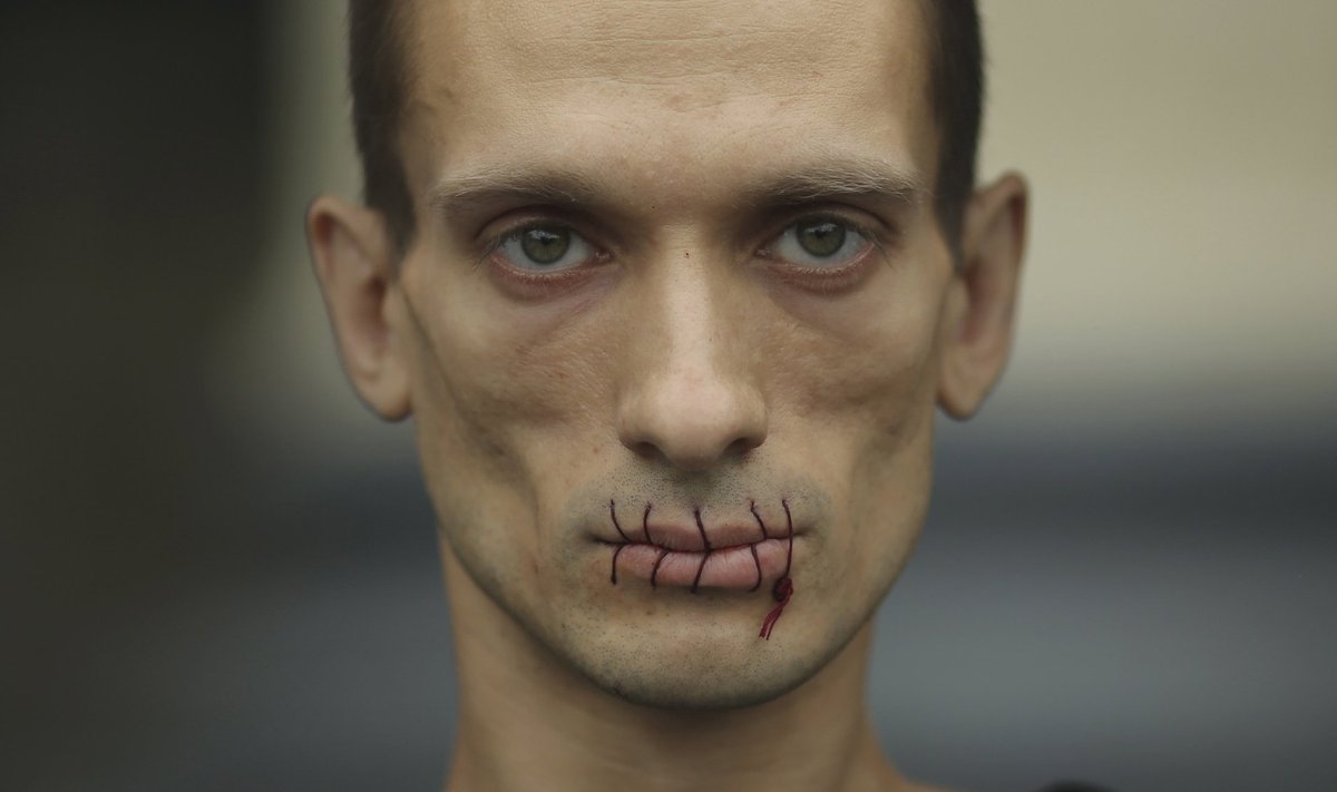 Kunstnik Pjotr Pavlenski õmbles pärast Pussy Rioti vangistamist oma huuled kinni. Praegu on kunstnik kohtu all FSB peahoone ukse süütamise pärast.
