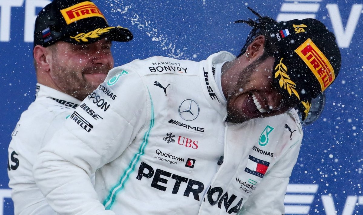 Mercedese mehed Lewis Hamilton (paremal) ja Valtteri Bottas said üle pika aja kaksikvõitjatena šampanjat pritsida.