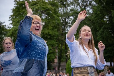 TANTSUHOOS Filmi „Savusanna sõsarad“ autor Anna Hints ja etnomuusik Mari Kalkun. Anna ütles: „Soovin vähem ülbust ning rohkem südametarkust ja iga inimese väärtustamist meie armsas ühises Eesti kodus.“ Mari aga sõnas: „Mulle meeldis väga, et nii presidendi kui kultuuritegelase kõnes puudutati valusaid, ent olulisi teemasid ning oli positiivne üllatus, et lavastaja Priit Põldma võttis jutuks Nursipalu, mis mindki lähedalt puudutab.“