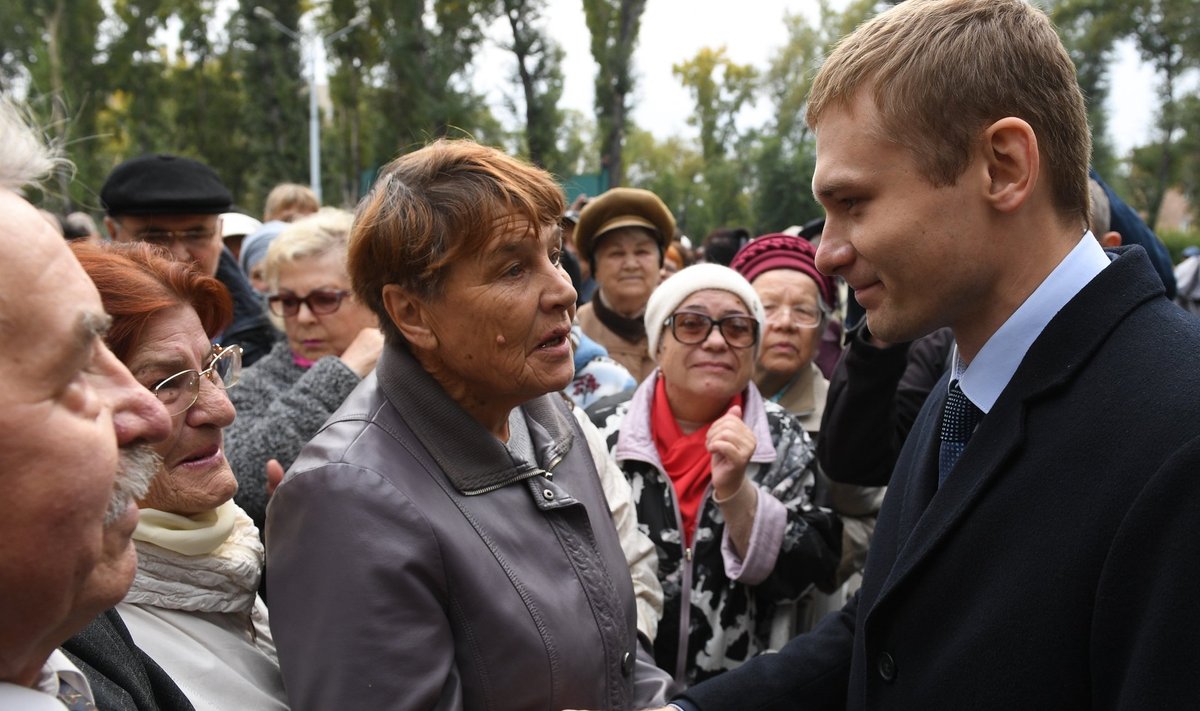 Kommunistide kandidaat Valentin Konovalov (paremal) möödunud kuul Abakanis pensionireformivastasel meeleavaldusel