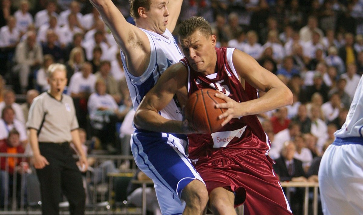 2008. aastal kummitas Andris Biedrins ka Eesti kooondislasi.