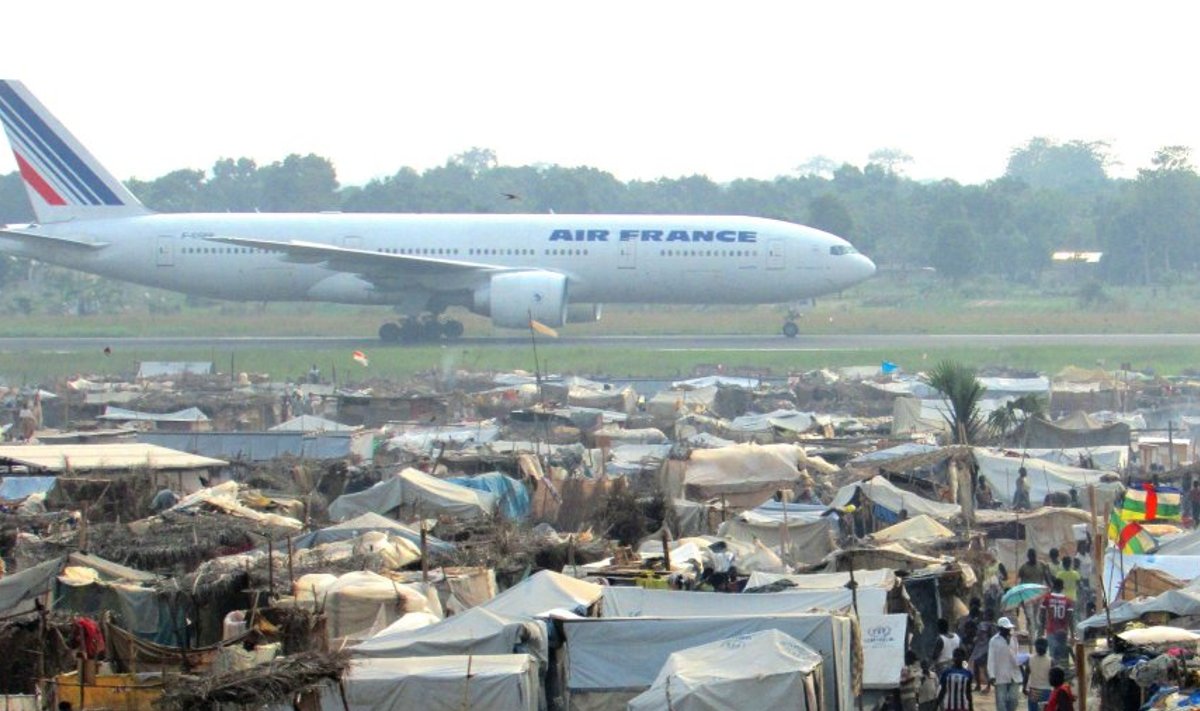 Laiahaardelisema vägivalla tõttu suureneb taas ka inimeste hulk pealinna Bangui lennuvälja põgenikelaagris.