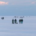 DELFI FOTOD: Pärnu rannas oli 53 inimest jää peal lõksus