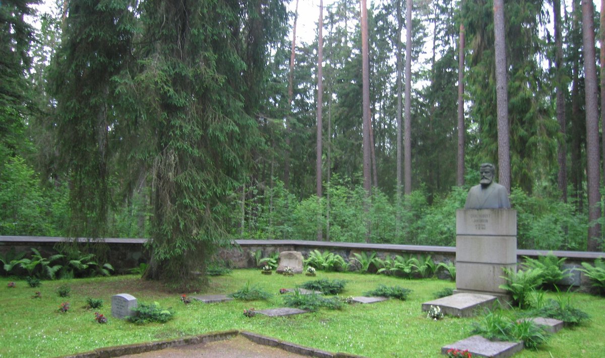 Hauatähised ja mälestusmärgid Kurgja kalmistul.