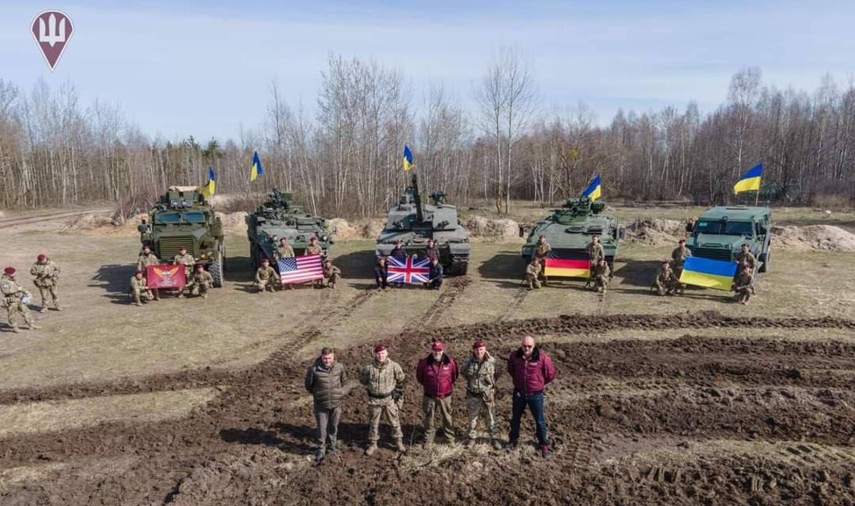 Värskelt asutatud Ukraina armee 82. õhudessantbrigaad sai oma käsutusse lääne tehnika: Briti tankid Challenger, Saksa jalaväe lahingumasinad Marder, USA soomukid Stryker ja Kanada soomusautod Senator.