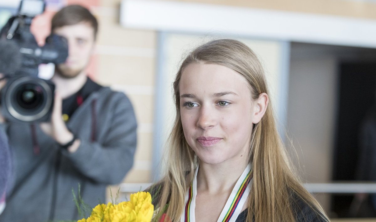 Kahekordne juunioride maailmameister Kelly Sildaru saabub Tallinna lennujaama