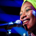 FOTOD: Fatoumata Diawara pani täismaja jazzirütmis kaasa elama